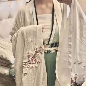 四肢被固定憋尿捂住肚子
