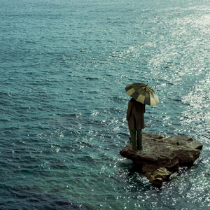 四肢被固定憋尿捂住肚子
